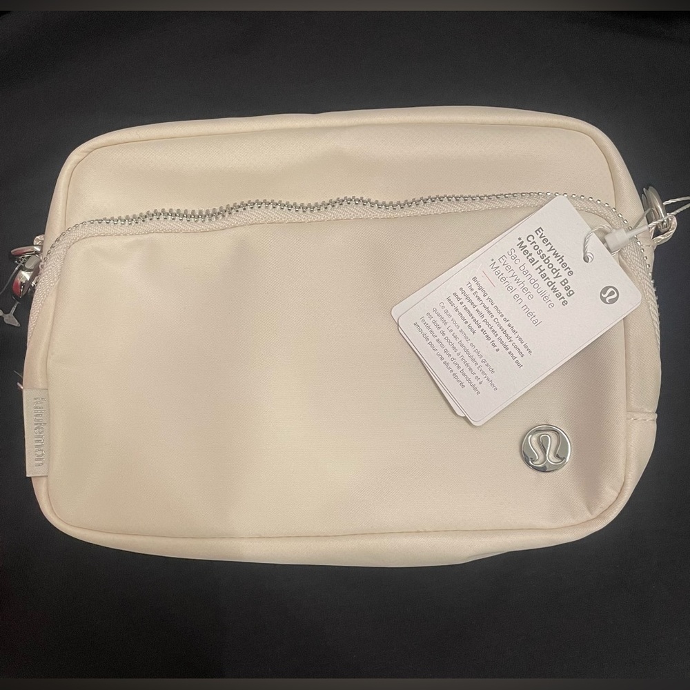 Lululemon Everywhere Crossbody Bag 2L
Metal Hardware - Picture 5 of 5